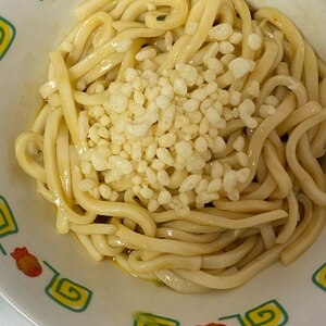 かんたん美味♪釜玉バターうどん！レンチンのみで完成